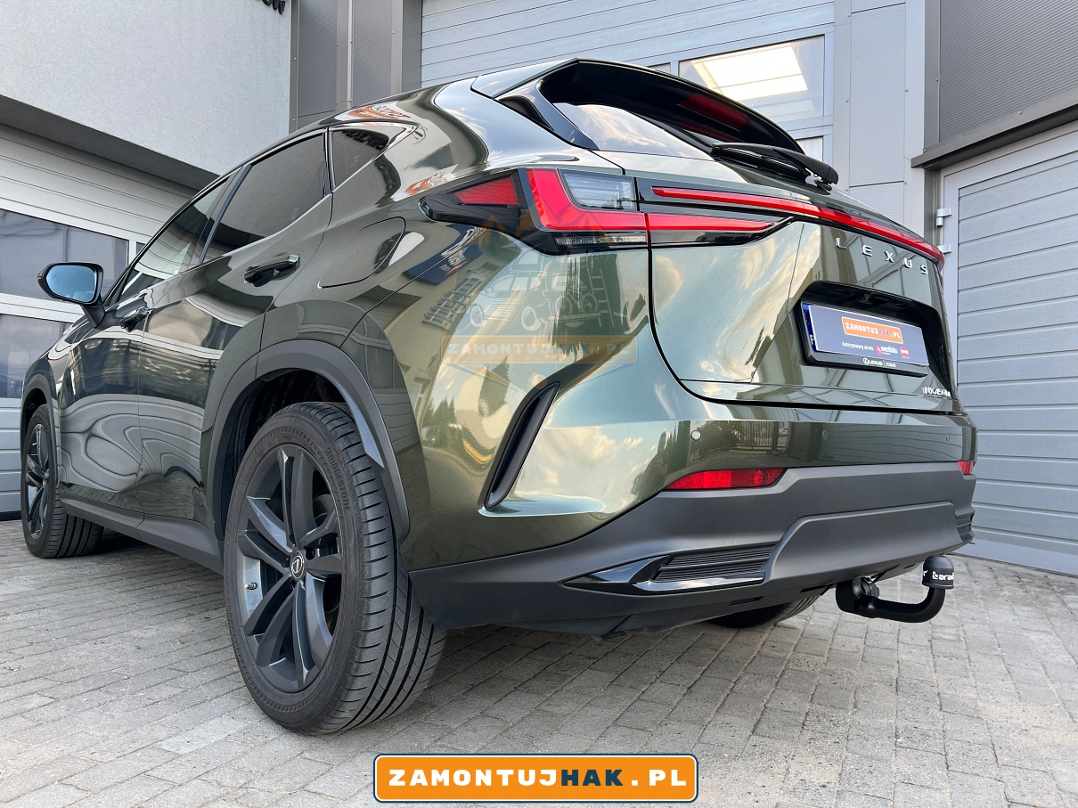 zdjecie z bliska nowego lexus nx 450 zblizenie na hak holowniczy 